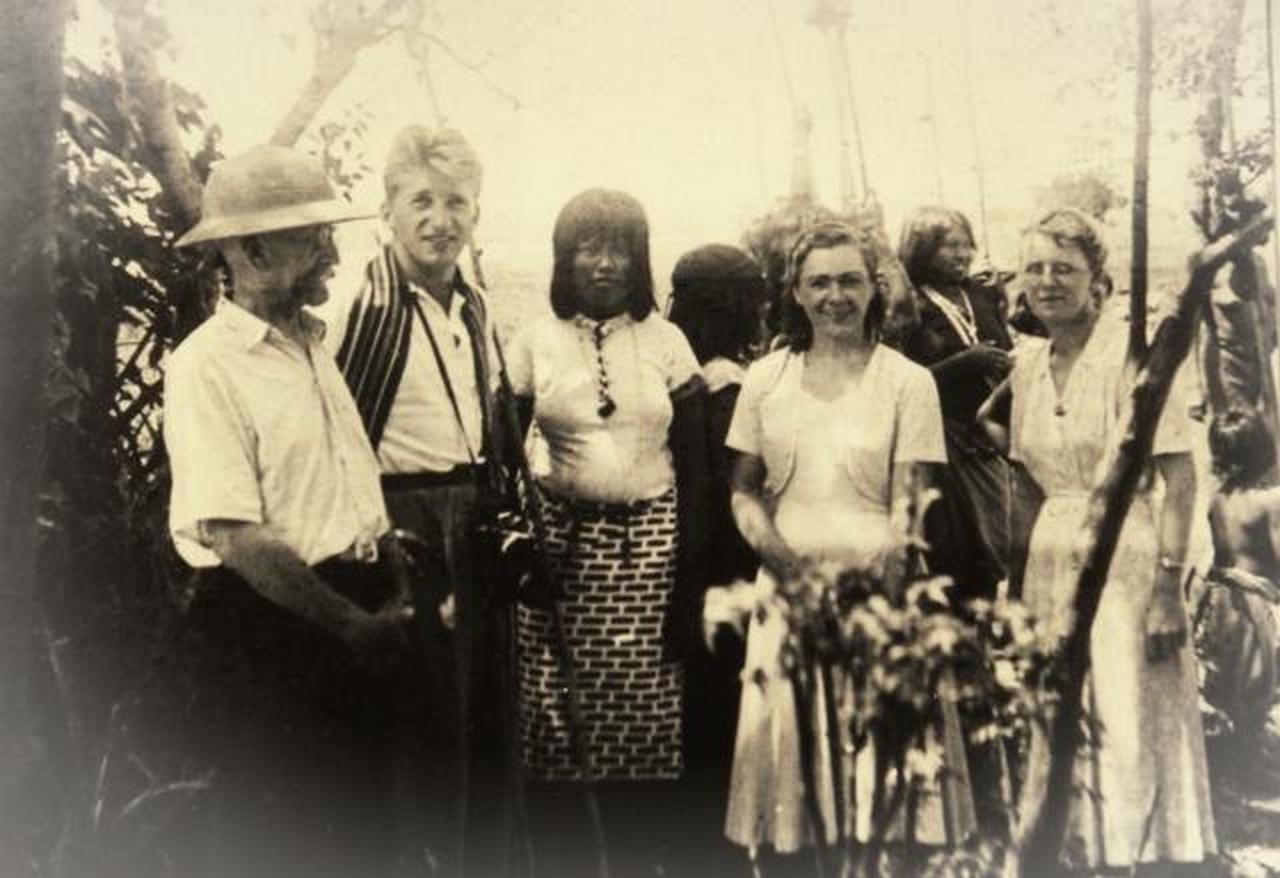 Иван Беляев (крайний слева) с русскими и индейцами в колонии «Бартоломе де лас Касас», 1950-е годы.