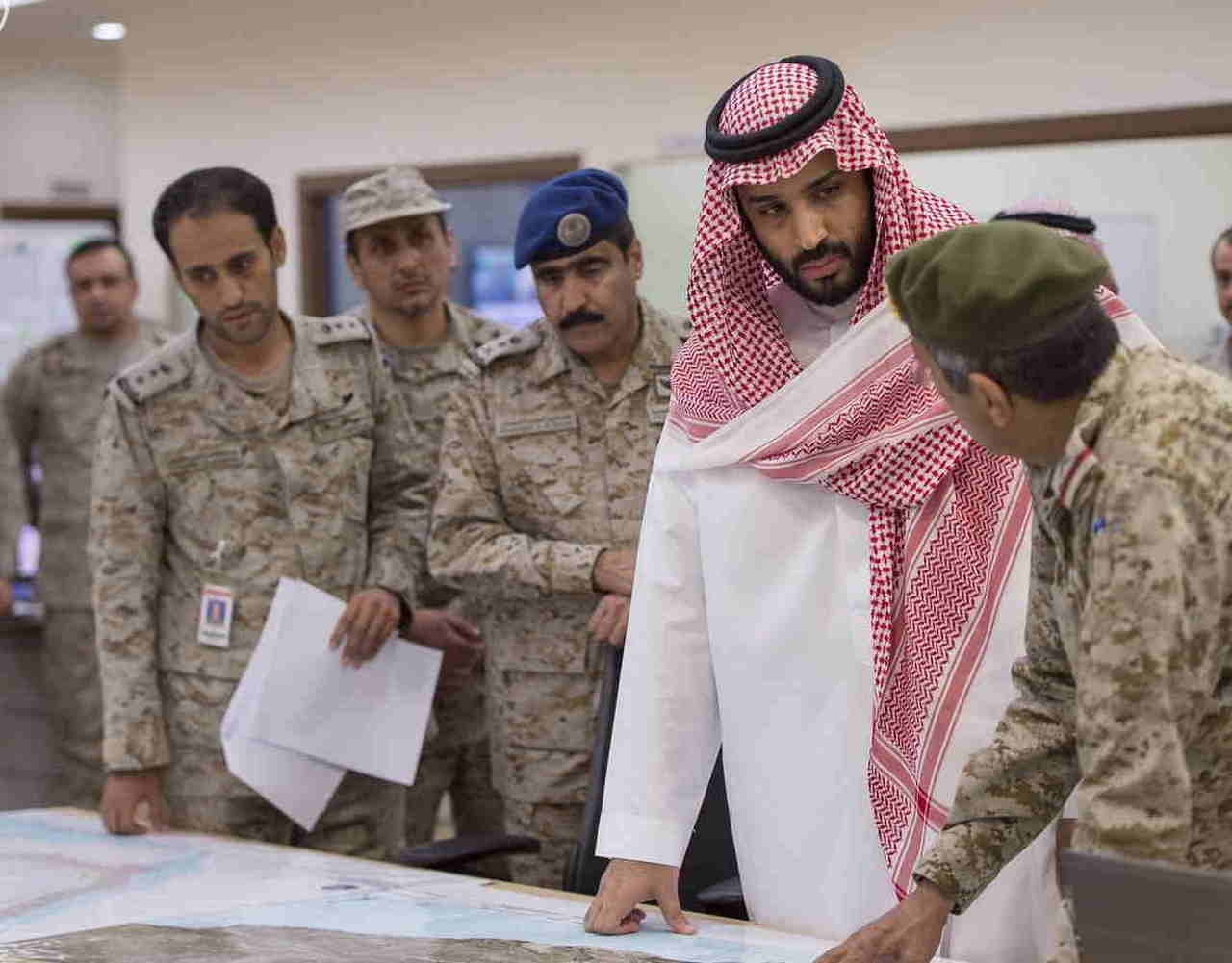 Министр обороны Саудовской Аравии Мухаммед бен Сальман в оперативном центре вооружённых сил во время нанесения удара по хуситам в Йемене, 2015 г.
