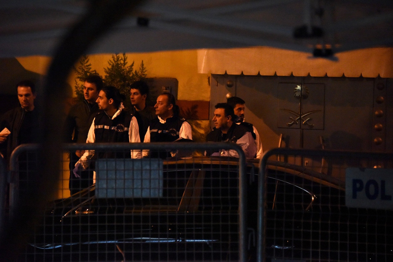 Группа турецких и саудовских следователей обыскивают консульство Саудовской Аравии в Стамбуле, где пропал без вести журналист Джамаль Хашогги.