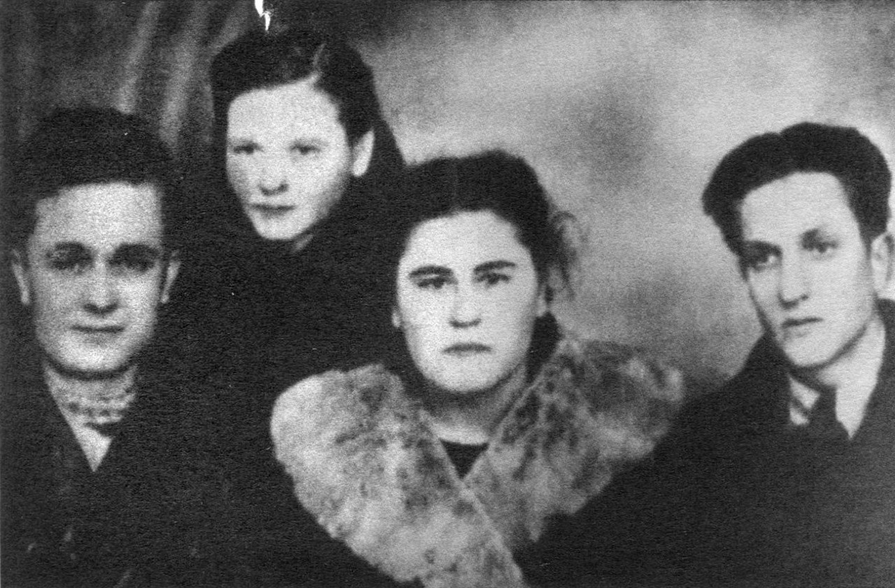 Разведгруппа «Голос» после выхода из вражеского тыла. Слева направо: Е. Березняк, Е. Вологодская, А. Жукова, А. Шаповалов.