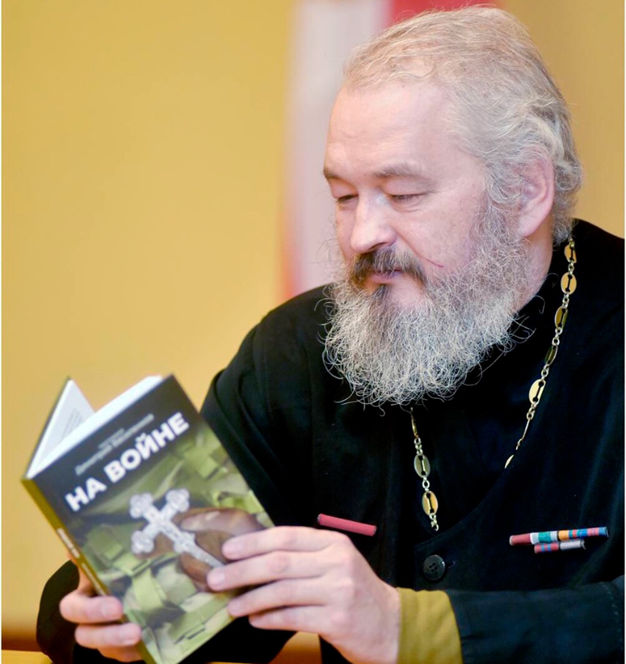 Во время презентации своей книги «На войне».