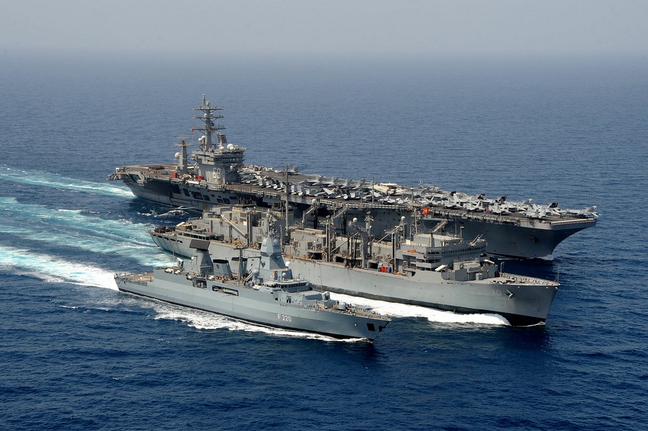 Фрегат ВМС Германии FGS Hamburg (F220) и авианосец USS Dwight D. Eisenhower (CVN 69) вместе с кораблём боевой поддержки на совместных учениях.