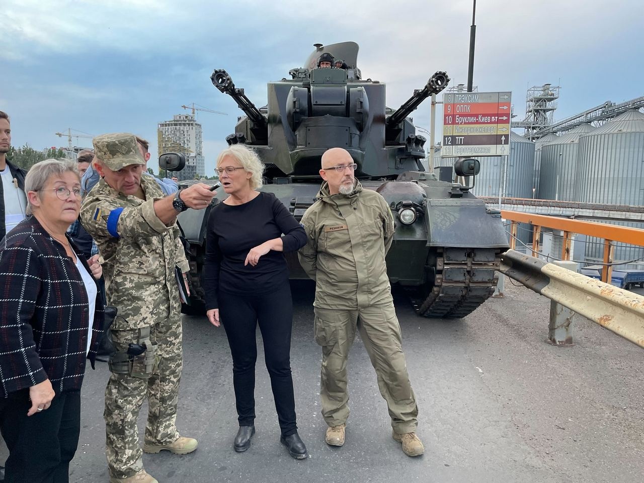 Министр обороны ФРГ Кристина Ламбрехт (в чёрном) со своим украинским коллегой Алексеем Резниковым (справа) осматривает в порту Одессы прибывшие из Германии зенитные установки «Гепард».
