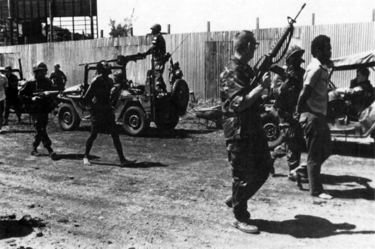 Морские пехотинцы США с пленными на Гренаде, 1983 г.