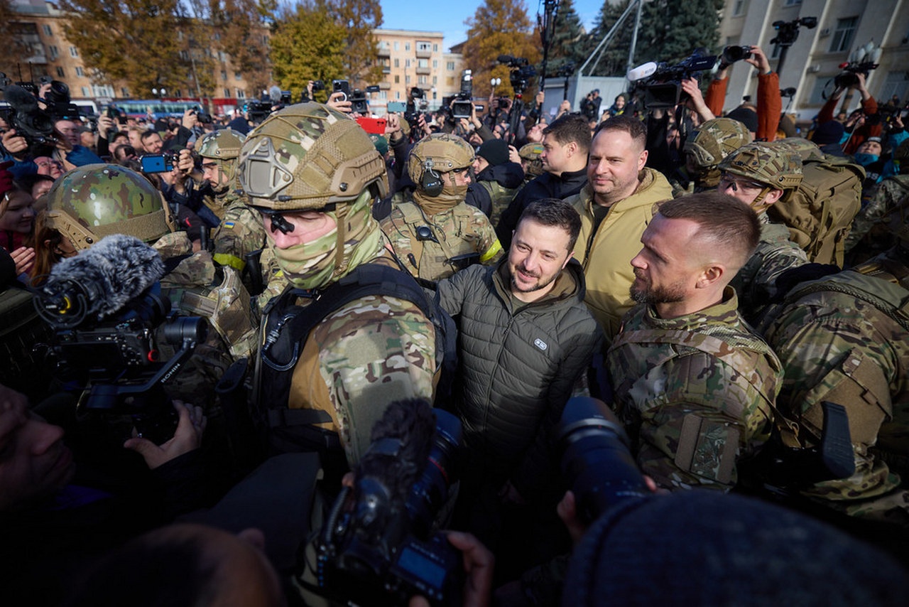 Президент Украины в «освобождённом» Херсоне в окружении охраны и журналистов.