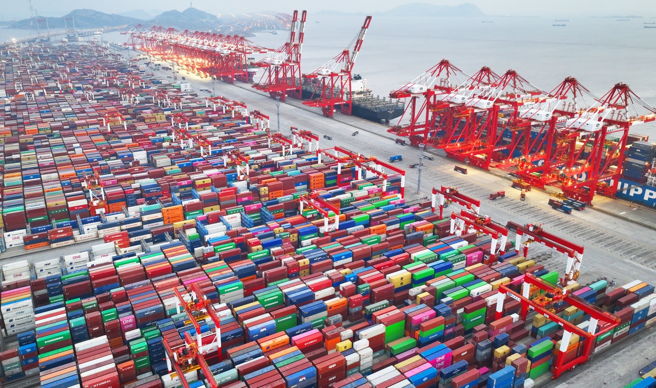 В порту Шанхая тысячи готовых к отправке контейнеров с продукцией из Поднебесной.