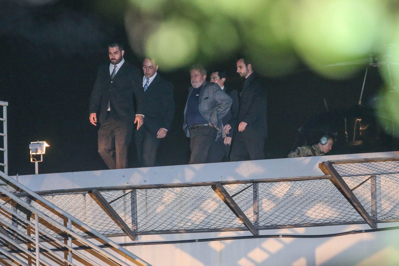 Лула да Силва прибывает в Управление федеральной полиции после сдачи властям, 7 апреля 2018 г.