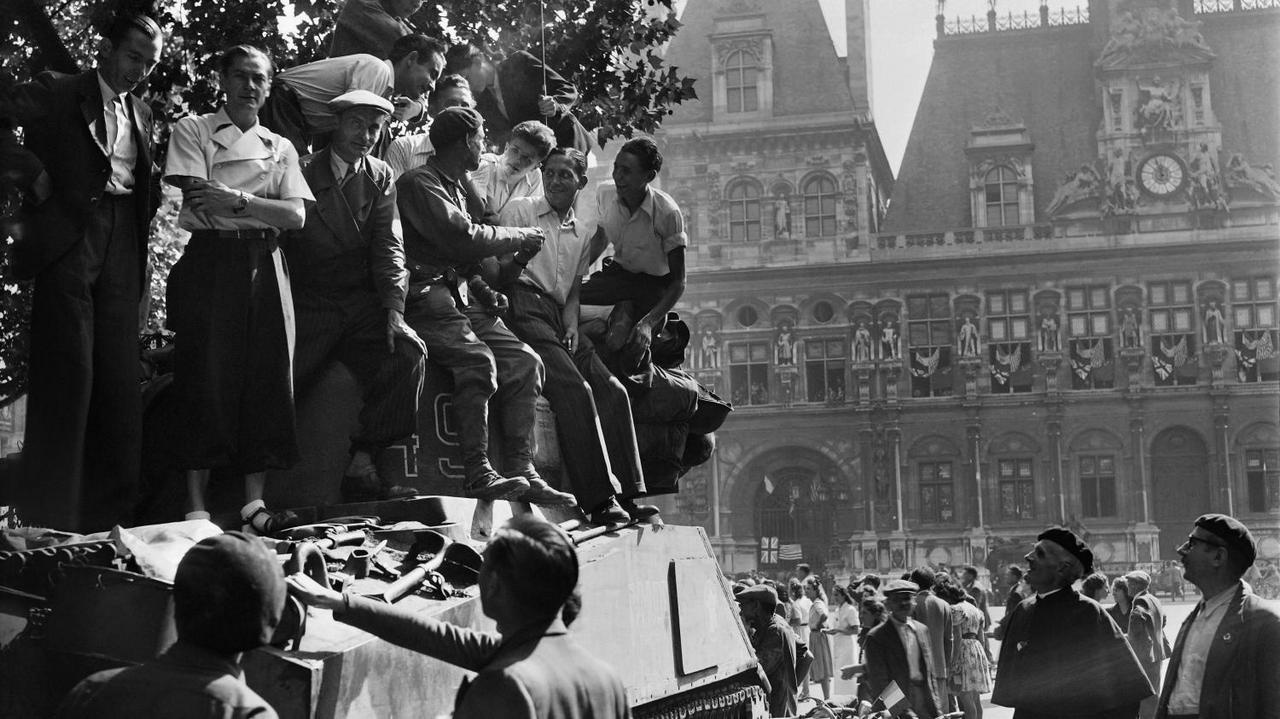 Французы приветствуют войска союзников на площади у ратуши, 25 августа 1944 г.