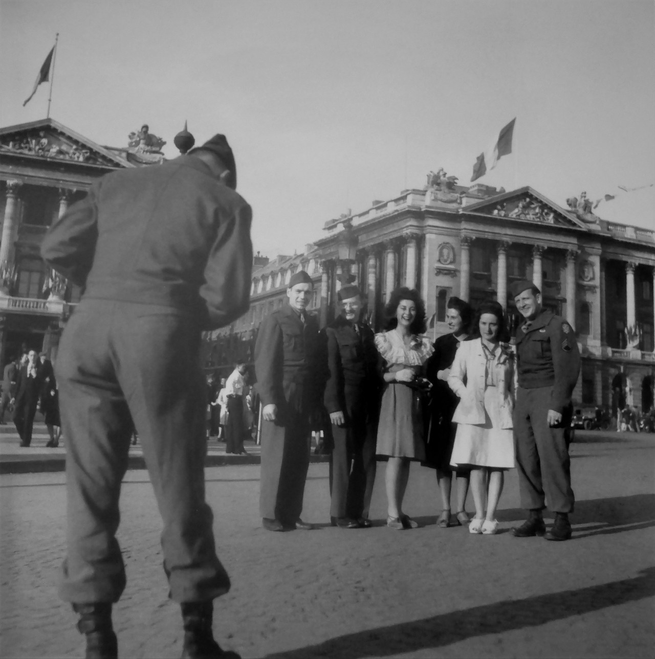 Парижанки и американские солдаты на площади Согласия, август 1944 г.