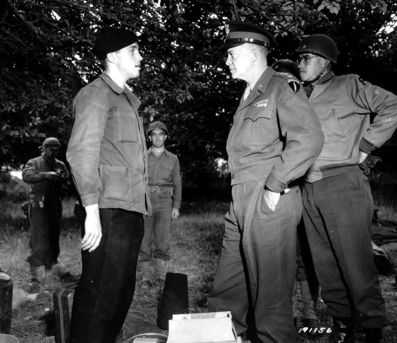 Генералы Эйзенхауэр и Брэдли (справа) беседуют с участником французского Сопротивления, июль-август 1944 г.