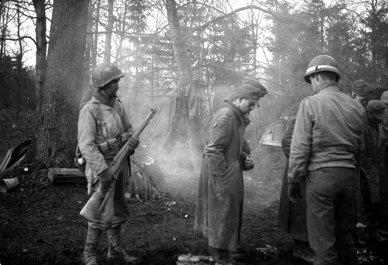 Немецкие военнопленные под конвоем американских солдат в Хюртгенском лесу, декабрь 1944 г.
