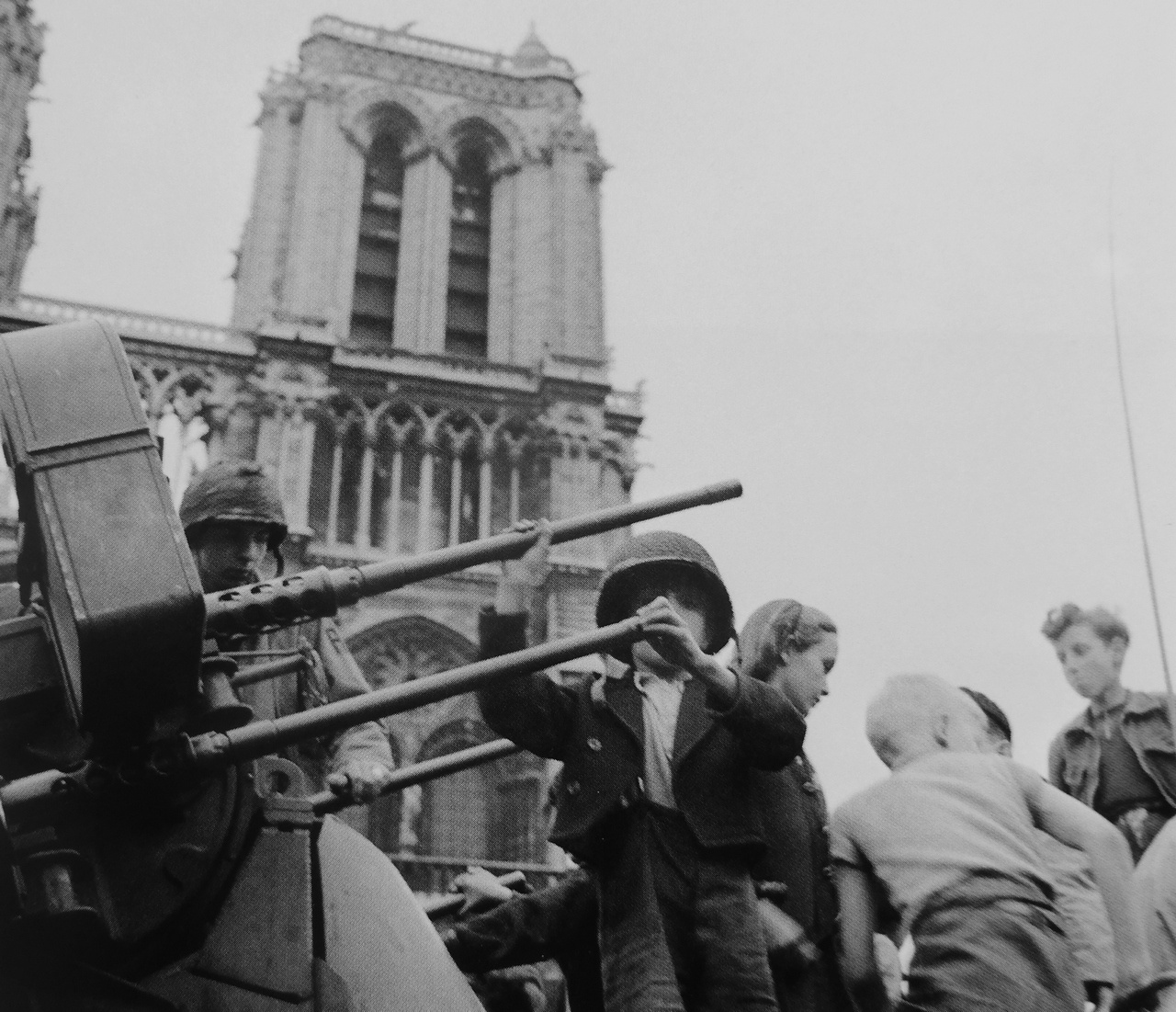 Американский солдат и дети перед собором Парижской Богоматери, 1944 г.
