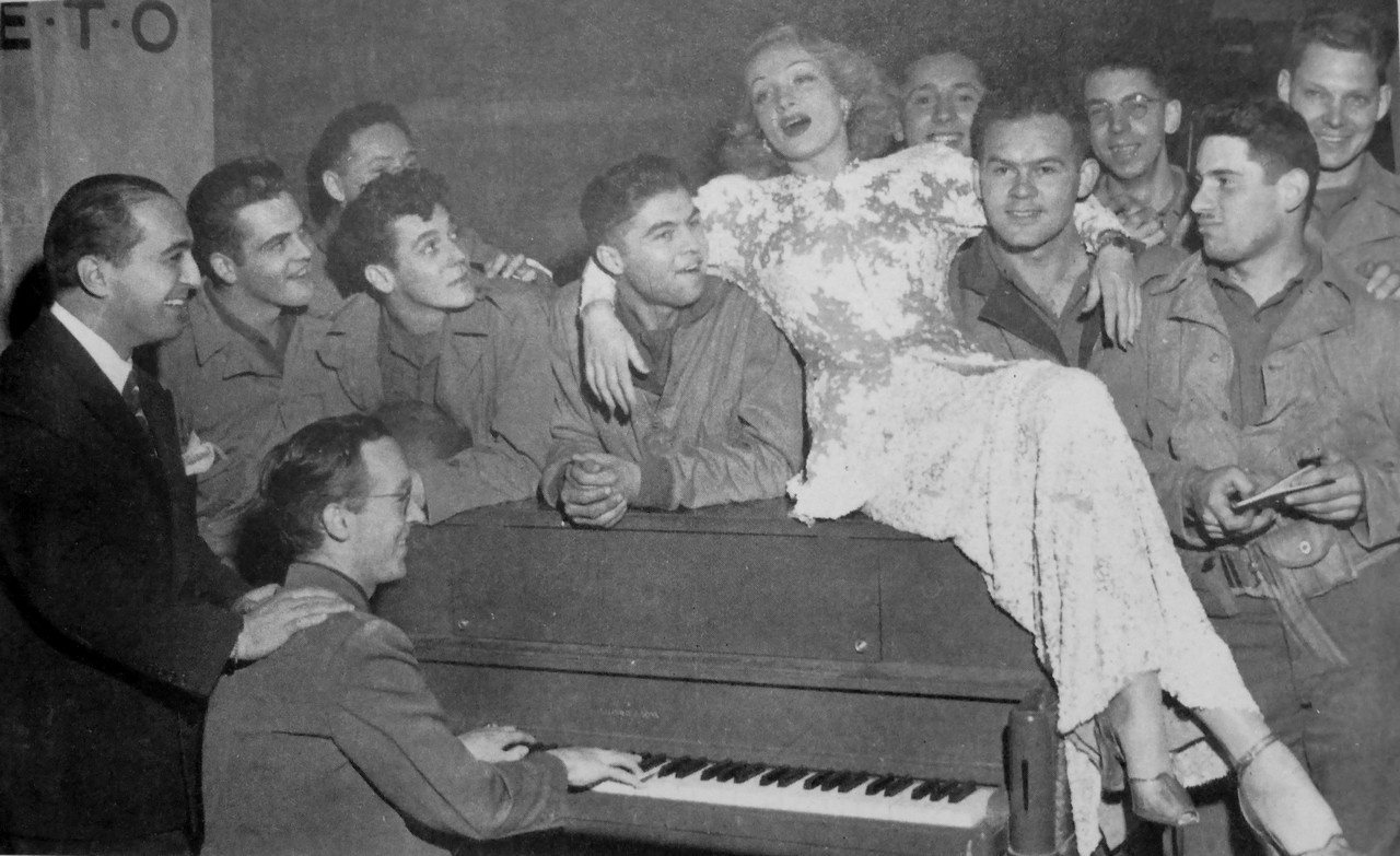 Актриса Марлен Дитрих с американскими солдатами во время концерта во Франции, 1944 г.