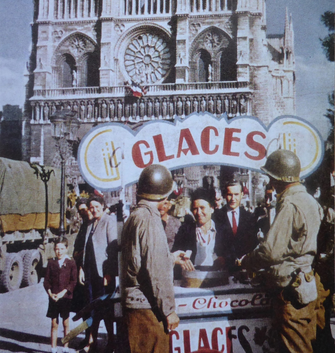 Американские солдаты разговаривают с продавцами мороженого вблизи собора Парижской Богоматери, август 1944 г.