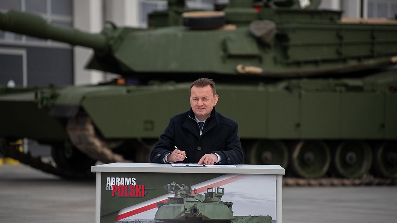 Министр национальной обороны Мариуш Блащак в 1-й Варшавской бронетанковой бригаде подписал контракт на поставку 116 танков Abrams M1A1 для Войска Польского, 4 января 2023 г.