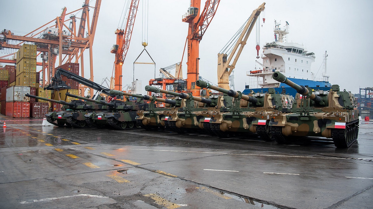 В порту Гдыни разгрузили первую партию танков К2 и гаубиц К9 из Южной Кореи, 6 декабря 2022 г.