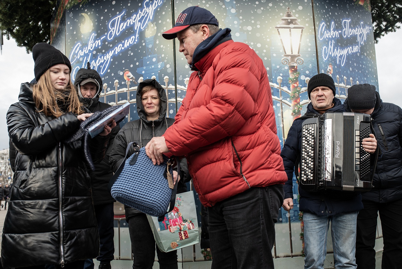 Под главной ёлкой Мариуполя депутат Госдумы Олег Нилов исполнил заветное желание пятнадцатилетней Алины Сокирко из Макеевки и подарил ей смарт-часы.