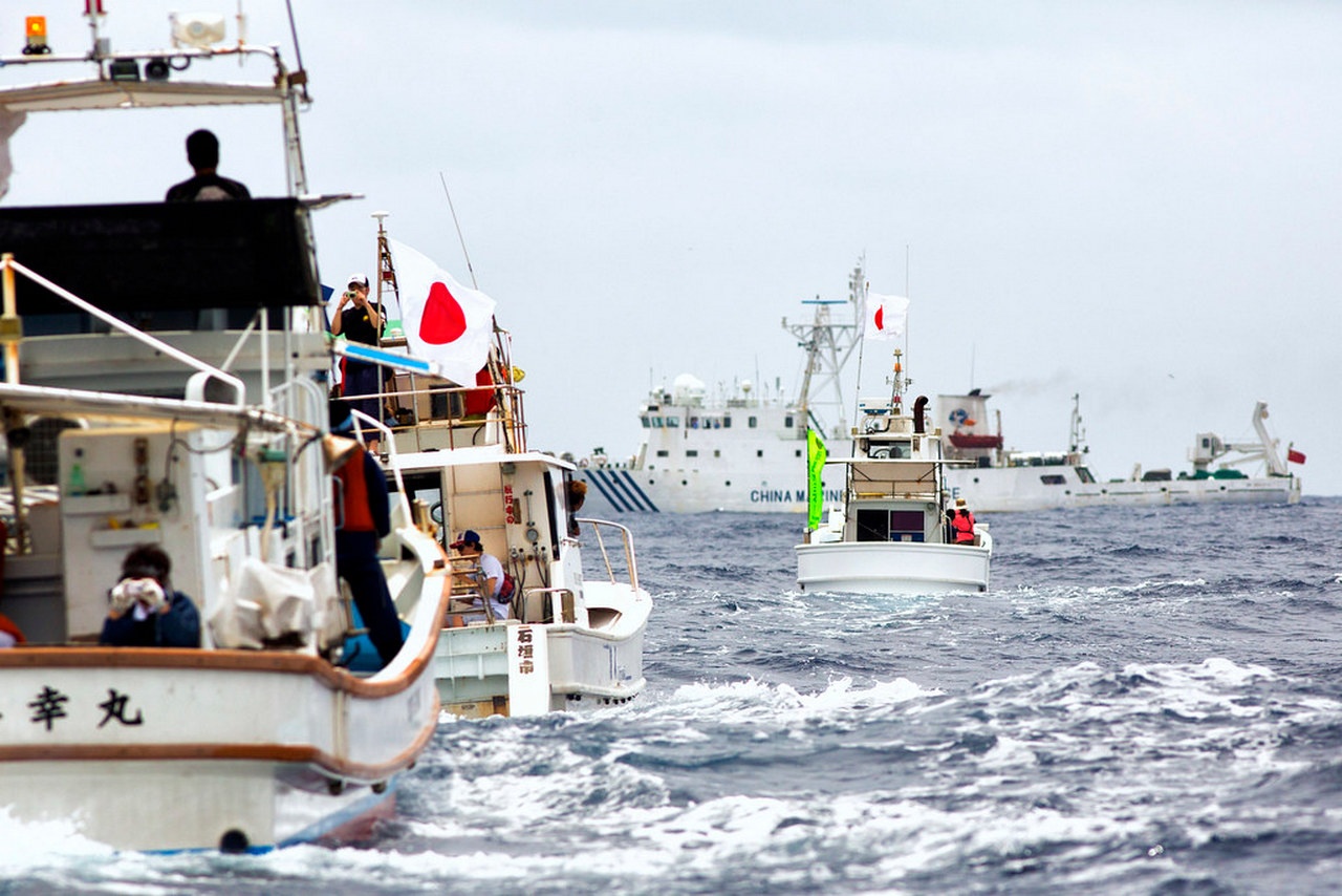 Корабль ВМС Китая блокирует японские коммерческие рыболовные суда в территориальных водах Японии.