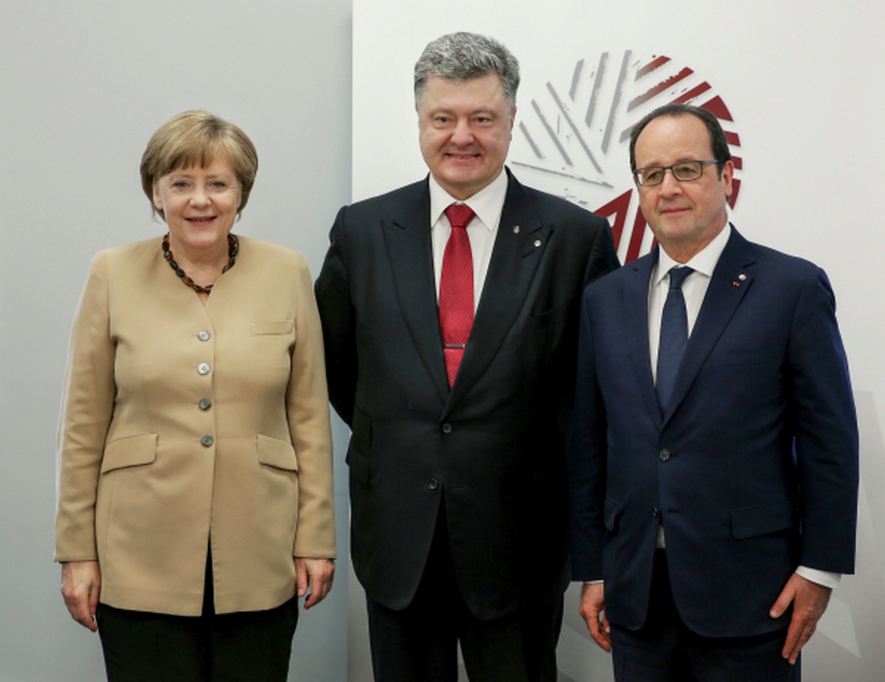 Канцлер ФРГ Ангела Меркель, президент Украины Пётр Порошенко и президент Франции Франсуа Олланд (слева направо) не собирались соблюдать Минские соглашения.