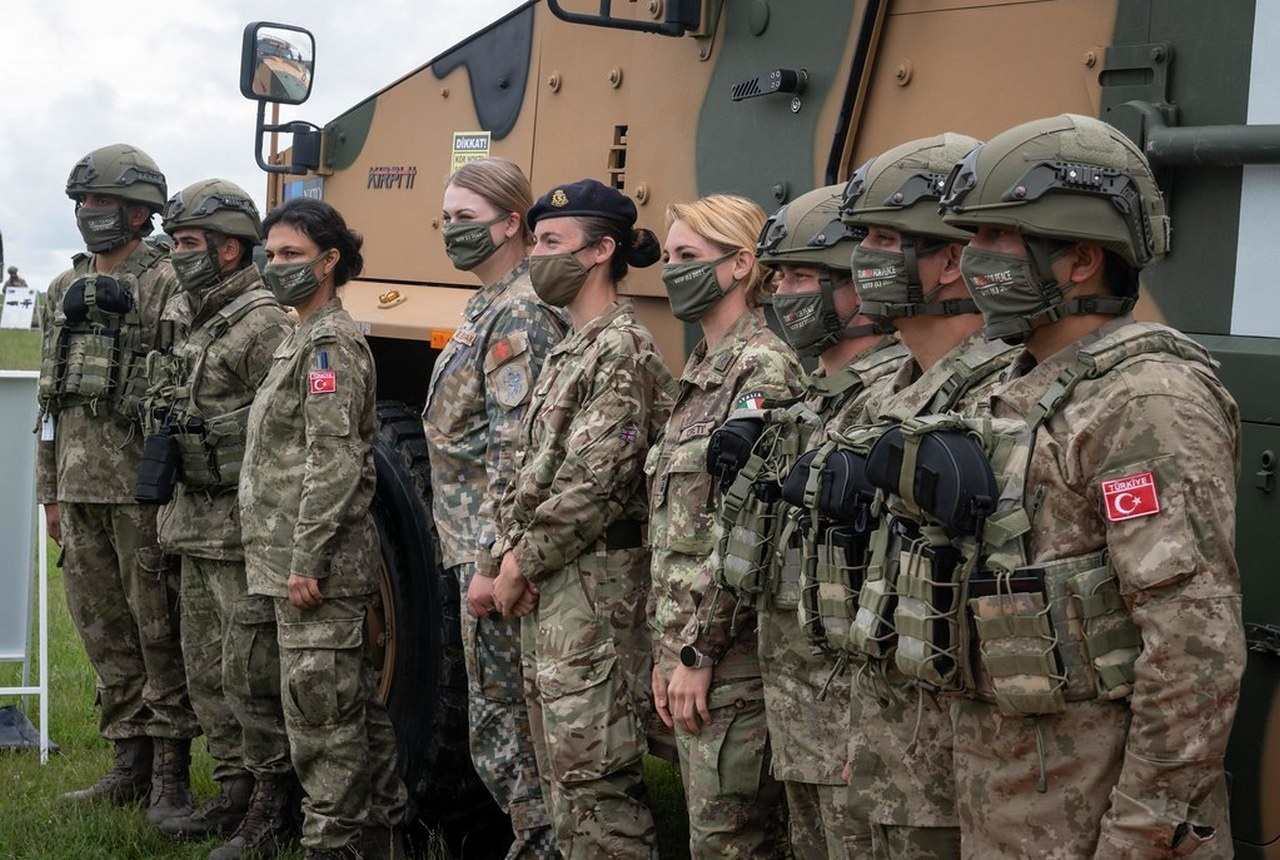 Турецкие, латвийские, британские и итальянские военные медики во время учений НАТО Steadfast Defender 2021 в Румынии.