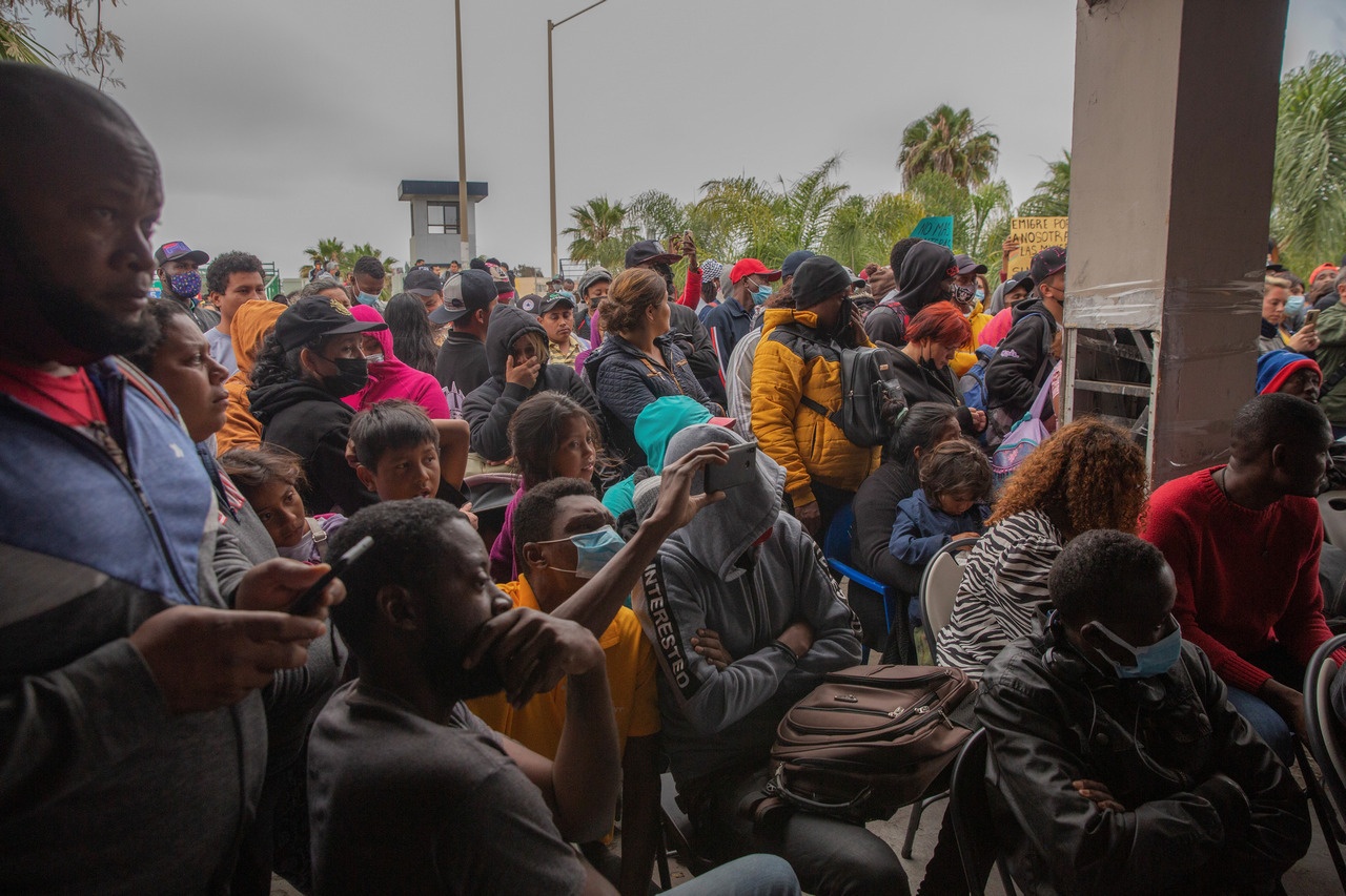  Мигранты из Центральной Америки копятся на территории Мексики, создавая социальную напряжённость. Беженцев без документов не допускают даже до пропускных пунктов.