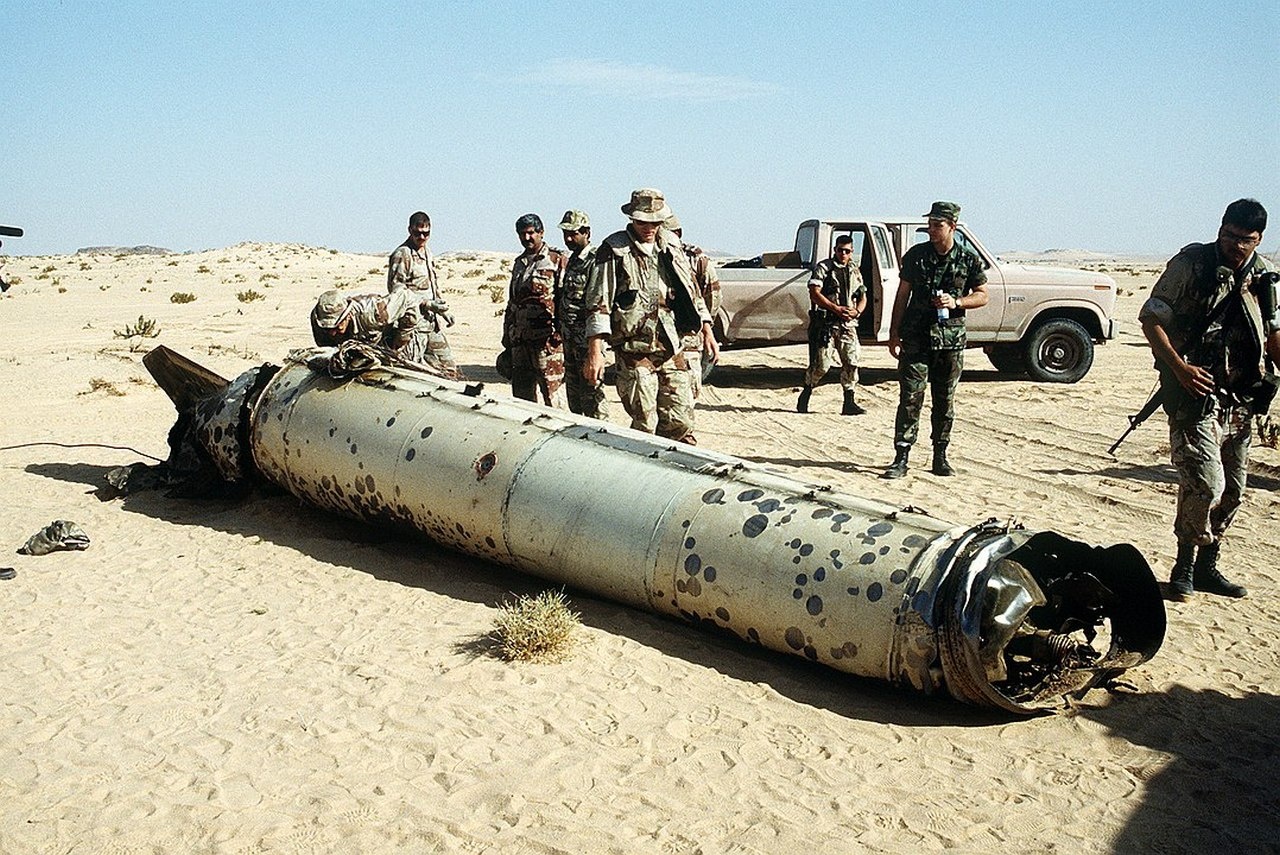 Военные осматривают ракету неизвестного типа, сбитую в пустыне ЗРК Patriot во время операции Desert Storm.
