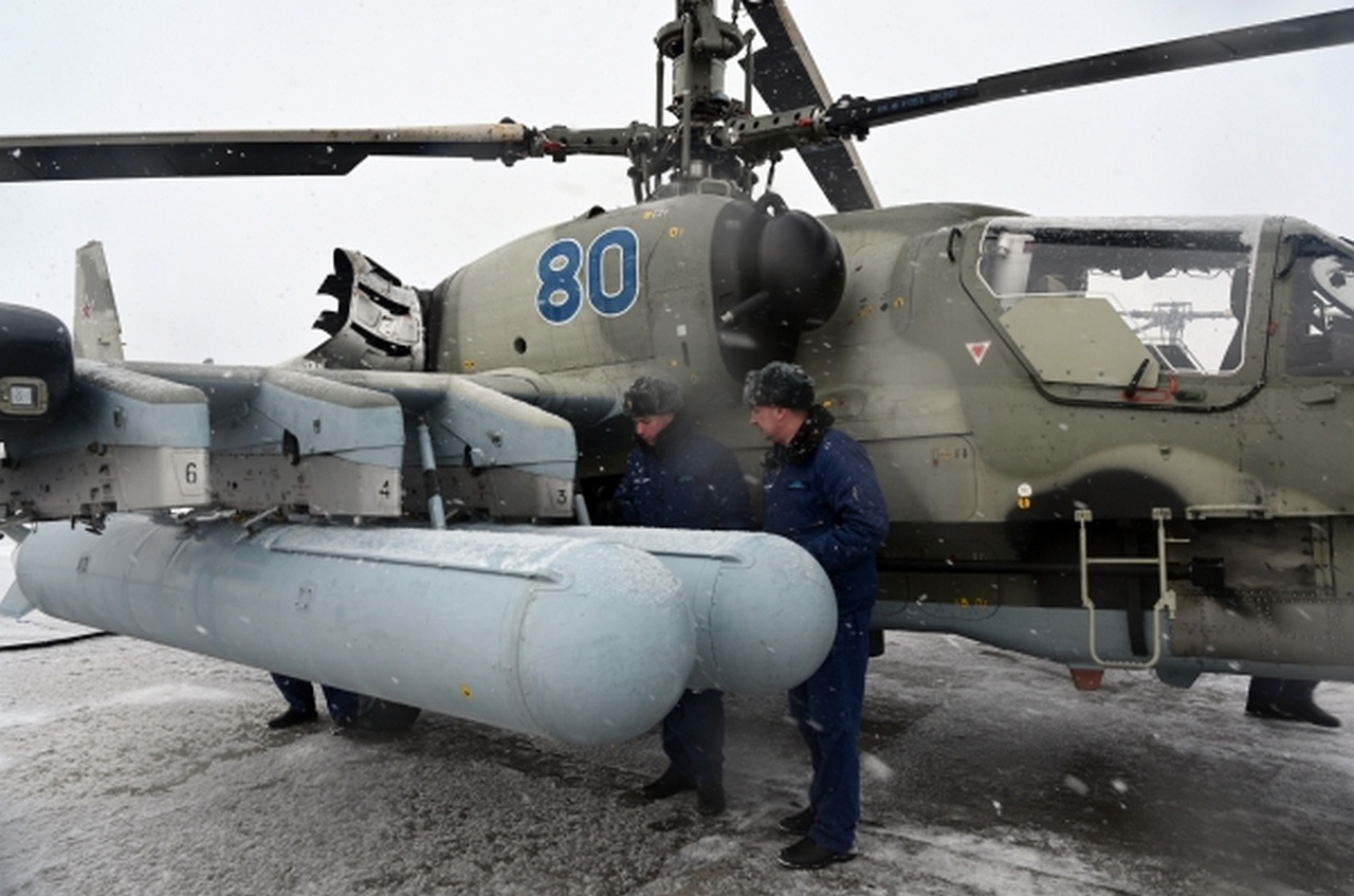 Техники готовят к вылету вертолёт Ка-52М во время проведения Единого дня приёмки военной продукции.