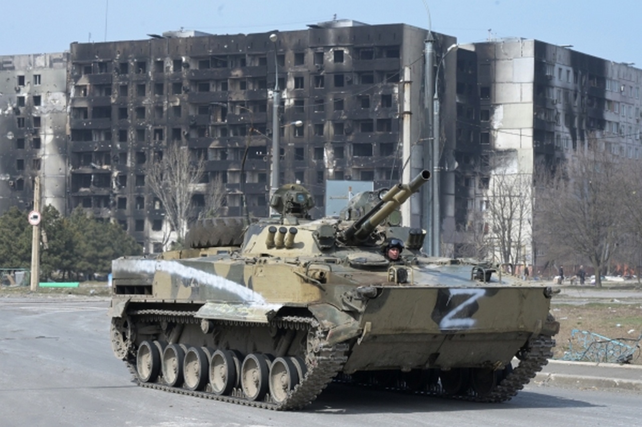 Военнослужащие Народной милиции ДНР на боевой машине пехоты БМП-3 патрулируют улицы Мариуполя.
