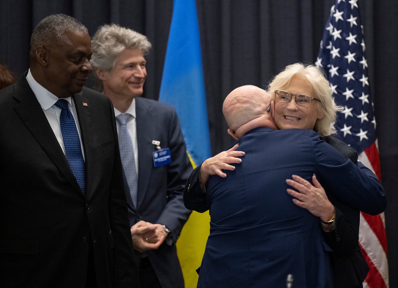 Министр обороны Украины Алексей Резников обнимает министра обороны Германии Кристин Ламбрехт на американской авиабазе Рамштайн. Слева министр обороны США Ллойд Остин, 8 сентября 2022 г.