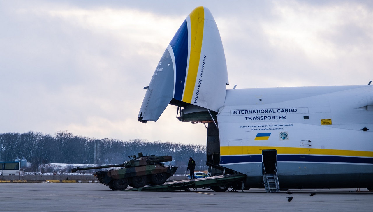 Украинская авиация уже перевозила AMX-10RС по контрактам с НАТО.