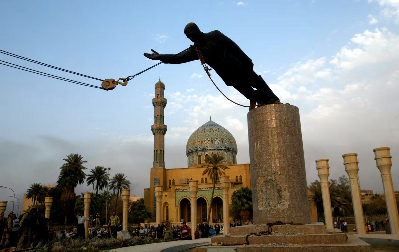 Снос памятнику Саддаму Хуссейну после вторжения США в Ирак, апрель 2003 г.