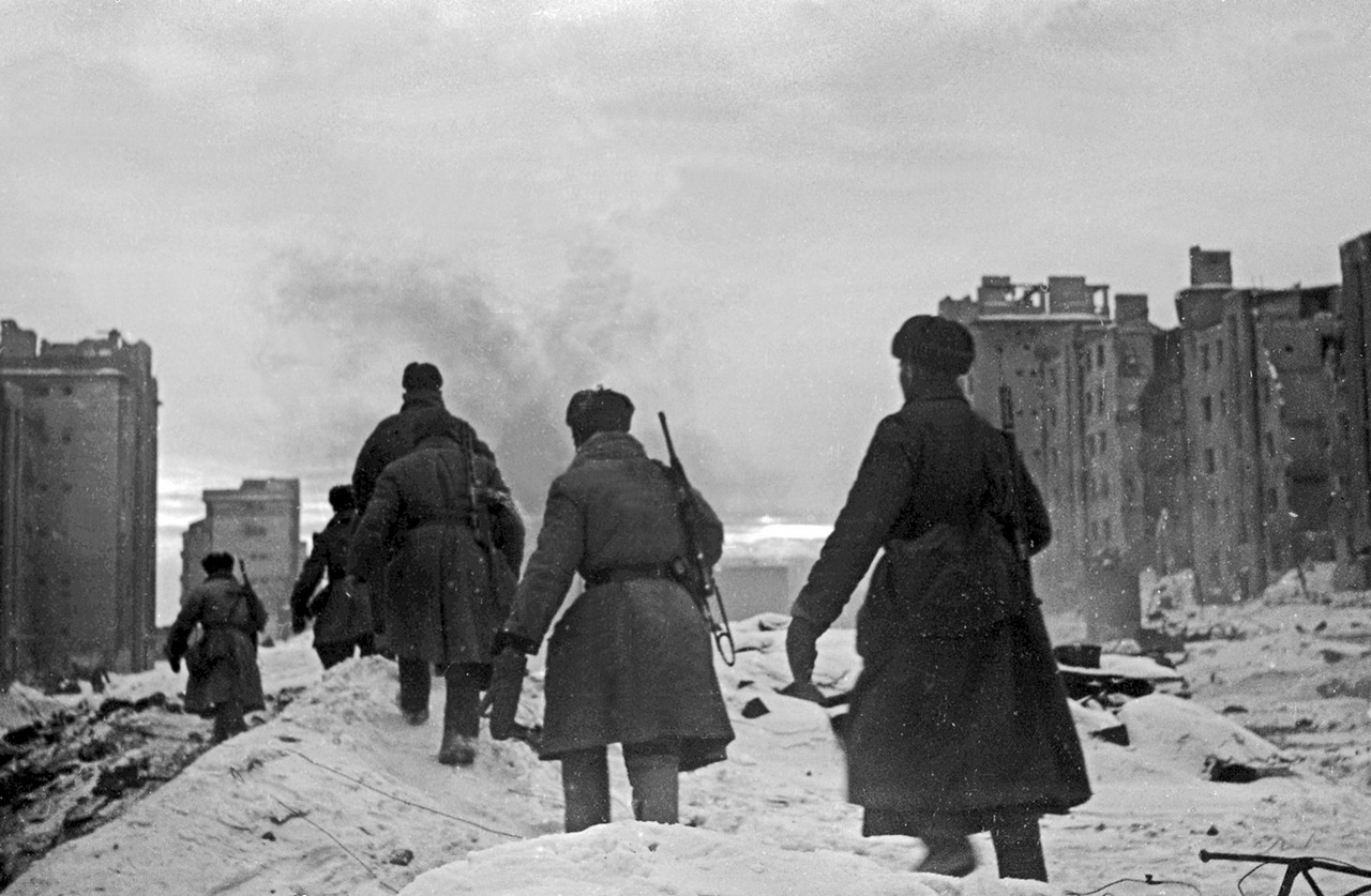 Советские разведчики отправляются на задание. Сталинград, 1942 г.