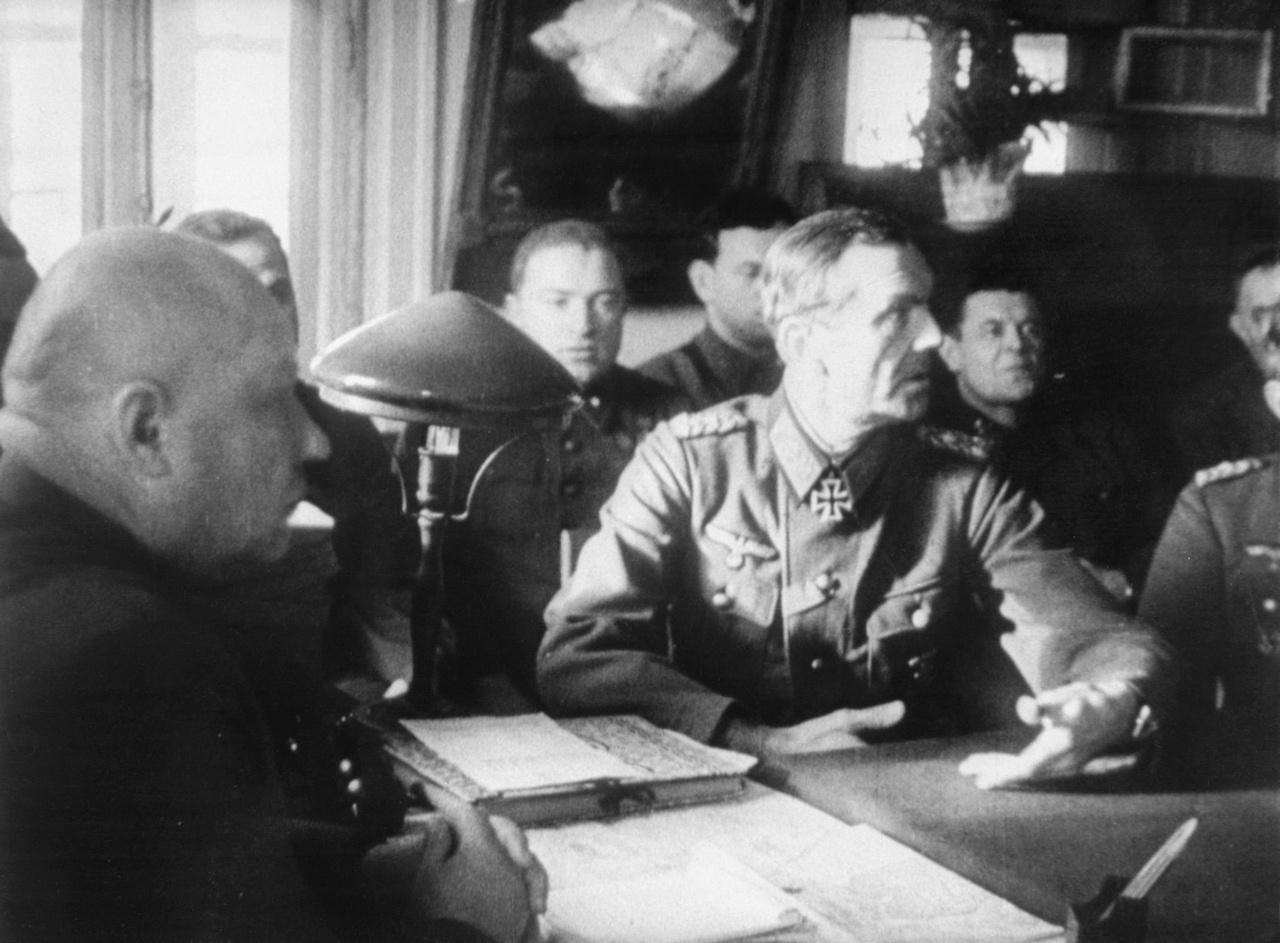Пленный генерал-фельдмаршал Фридрих Паулюс на допросе в штабе 64-й армии генерал-лейтенанта Михаила Степановича Шумилова (в кадре слева) в Бекетовке.