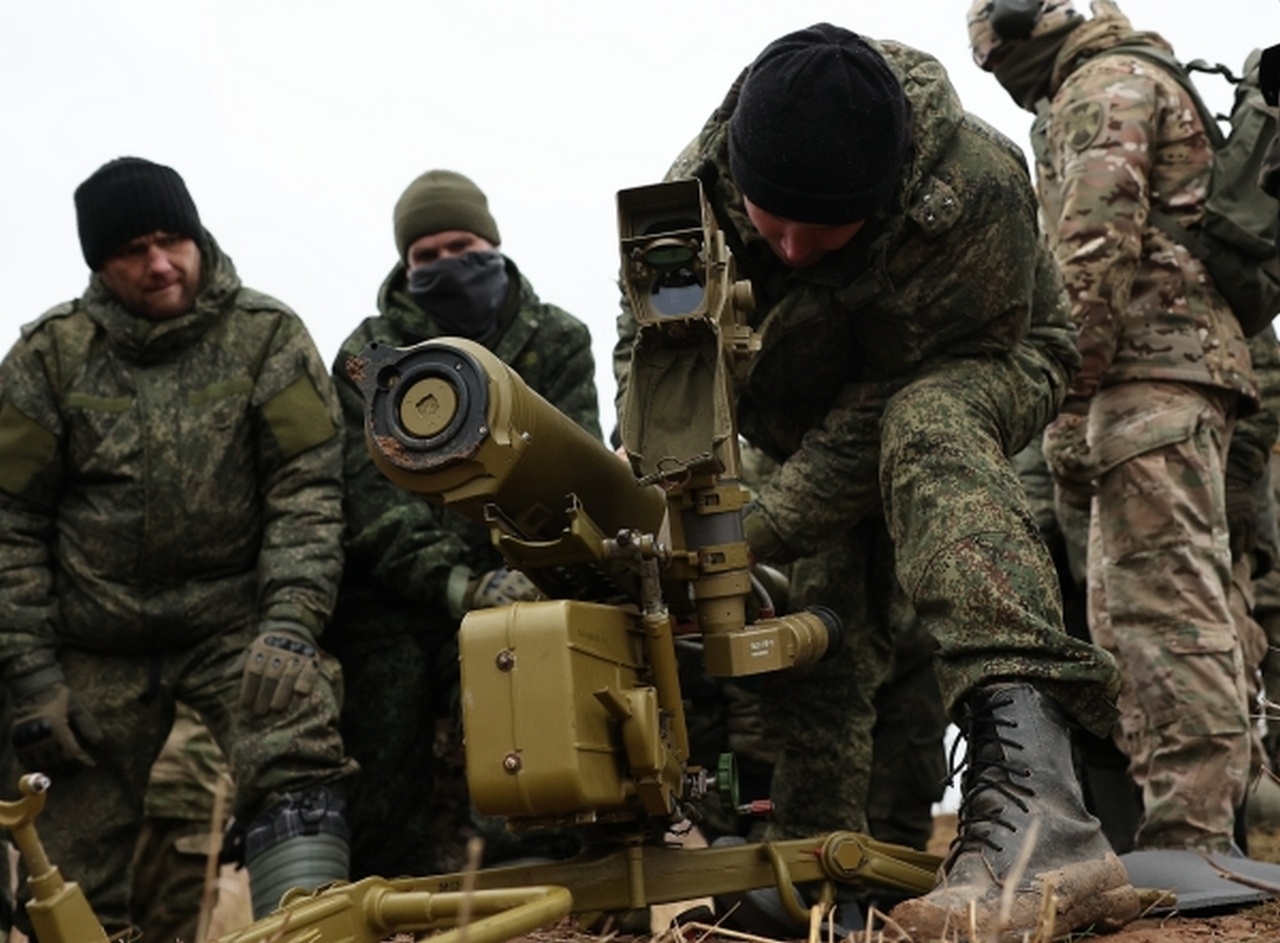 Подготовка к боевым стрельбам из ПТРК «Фагот» на полигоне.