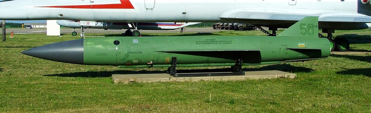 Крылатая противокорабельная ракета Х-22 авиационного ракетного комплекса К-22 в музее авиационной техники в Тамбове.