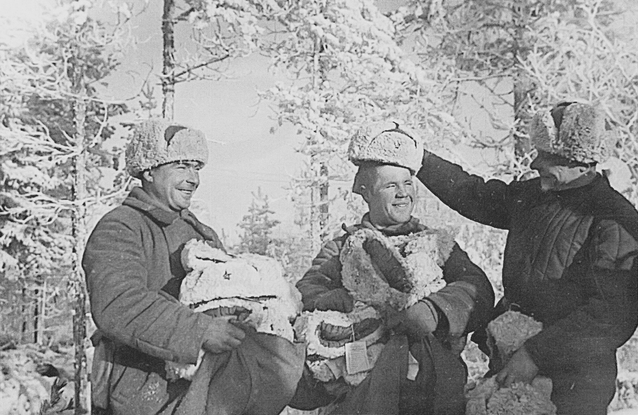 Раздача шапок-ушанок бойцам РККА на передовой. Карельский перешеек, январь 1940 г.