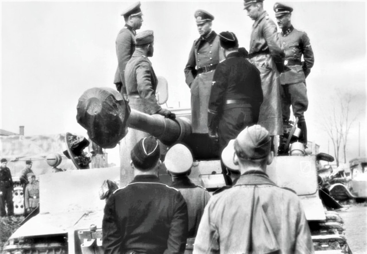 Генерал-полковник Гейнц Гудериан (второй справа) осматривает танк «Тигр», апрель 1943 г.