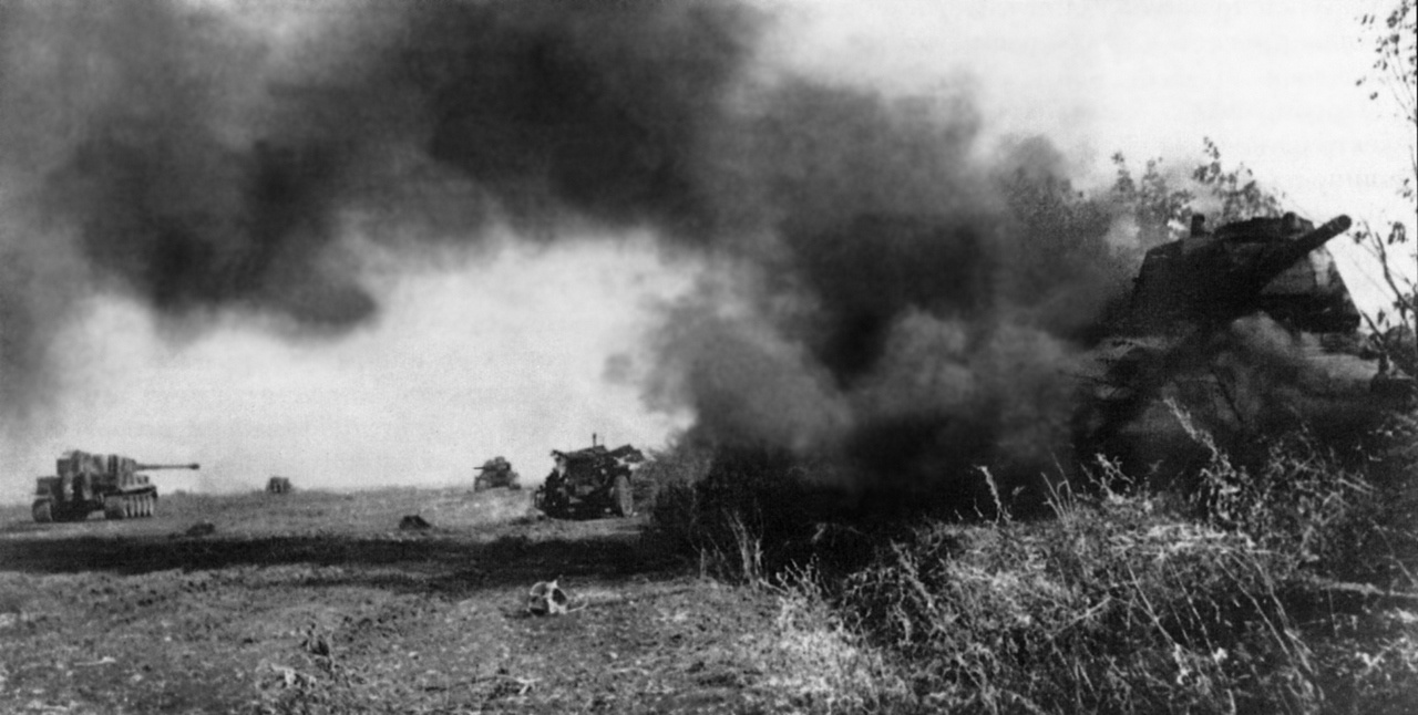 Поле боя на Курской дуге. Справа подбитый Т-34, дальше у левого края фото - «Тигр», июль-август 1943 г.