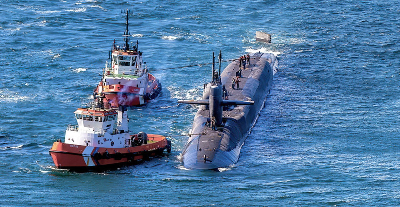 Подводная лодка USS Florida класса «Огайо» с крылатыми ракетами заходит на военно-морскую базу Великобритании в Гибралтаре.