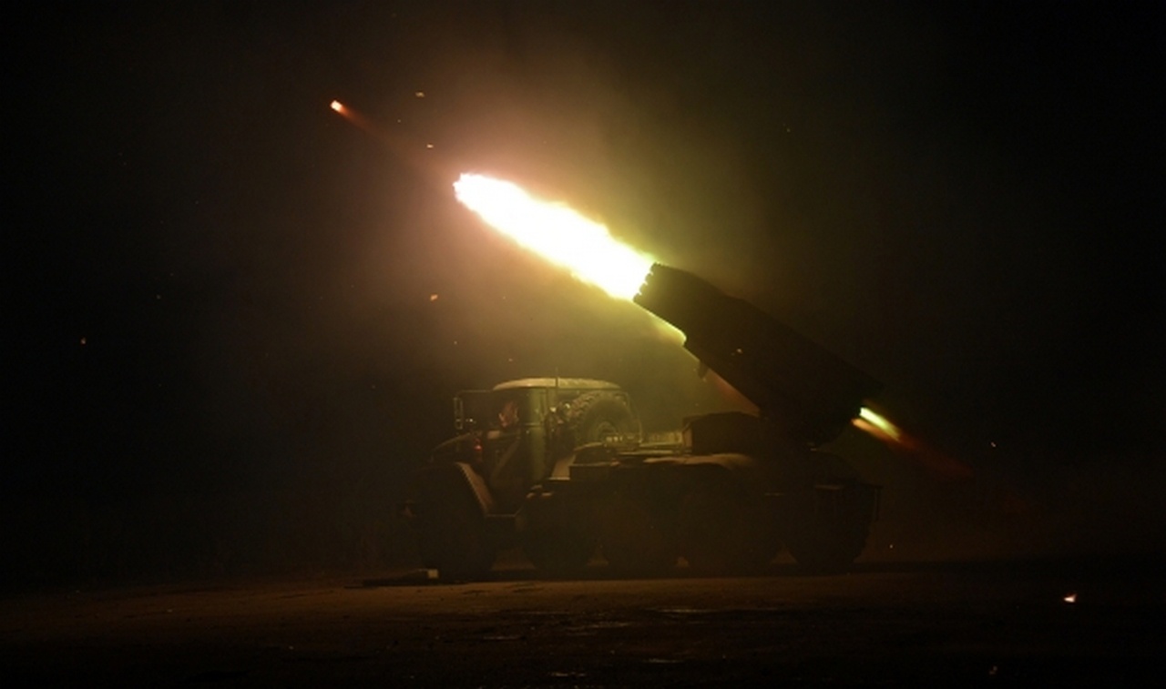 Состоящая на вооружении ЧВК «Вагнер» РСЗО «Торнадо» ведёт огонь по позициям ВСУ.