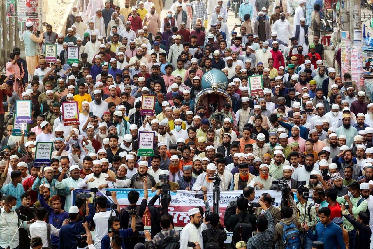 В Бангладеш проходят акции протеста против святотатства скандинавских антиисламистов.