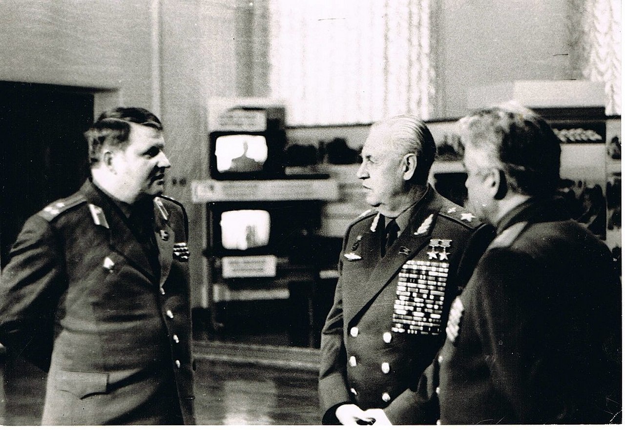 Главком ВВС маршал авиации А.Н. Ефимов (в центре) с комдивом А.А. Дорофеевым и командующим войсками СКВО Л.С. Шустко, 1988 г.