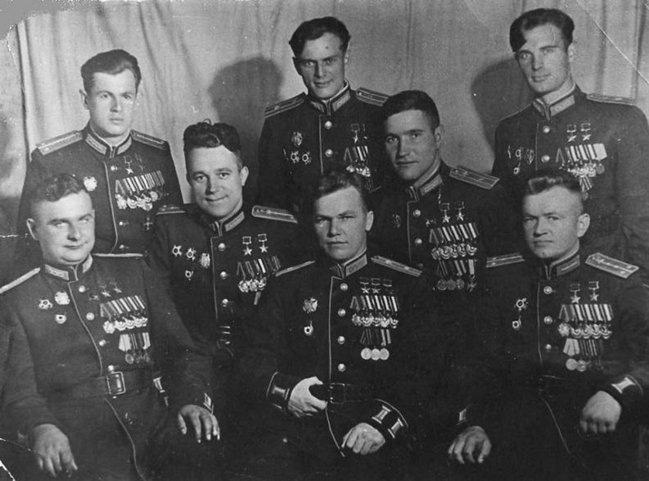 Групповой портрет лётчиков-асов советской истребительной и штурмовой авиации, Александр Ефимов 1-й слева в 3-м ряду.