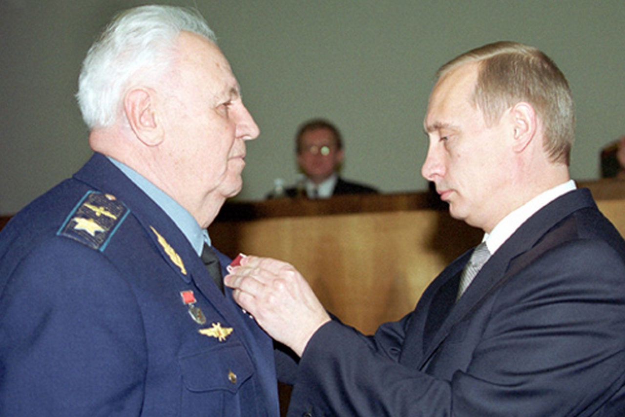 Владимир Путин вручает А.Н. Ефимову орден Мужества, 2000 г.