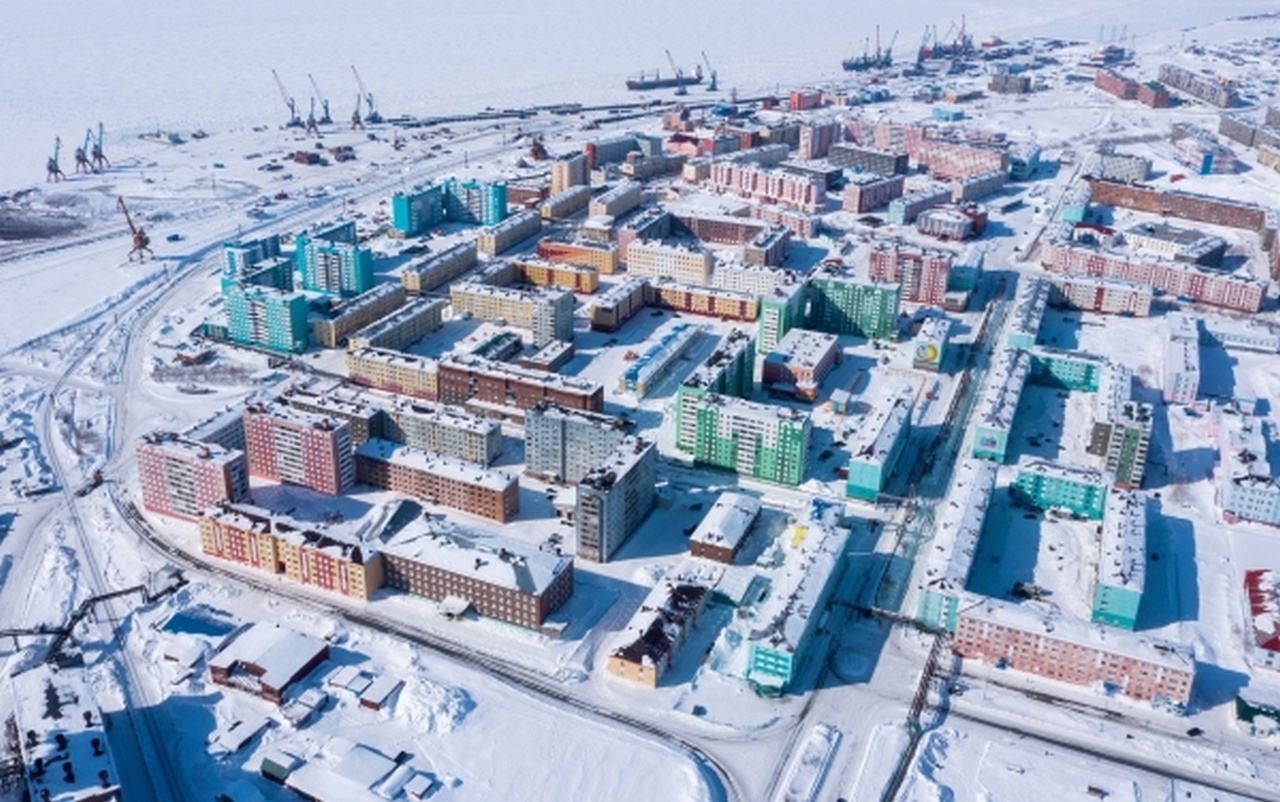 Дудинка - крупнейший в Сибири и самый северный международный морской порт в России, находится на трассе Северного морского пути.