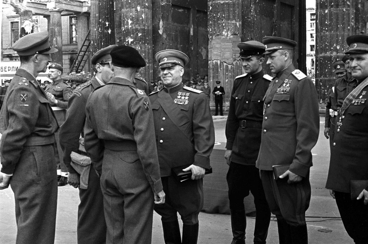 Маршалы Жуков и Рокоссовский с фельдмаршалом Монтгомери у Бранденбургских ворот Берлина, июль 1945 г.