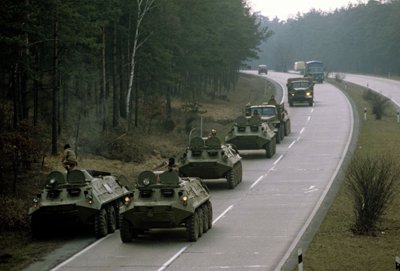 Советская бронетехника на трассе Берлин-Росток, 1991 г.
