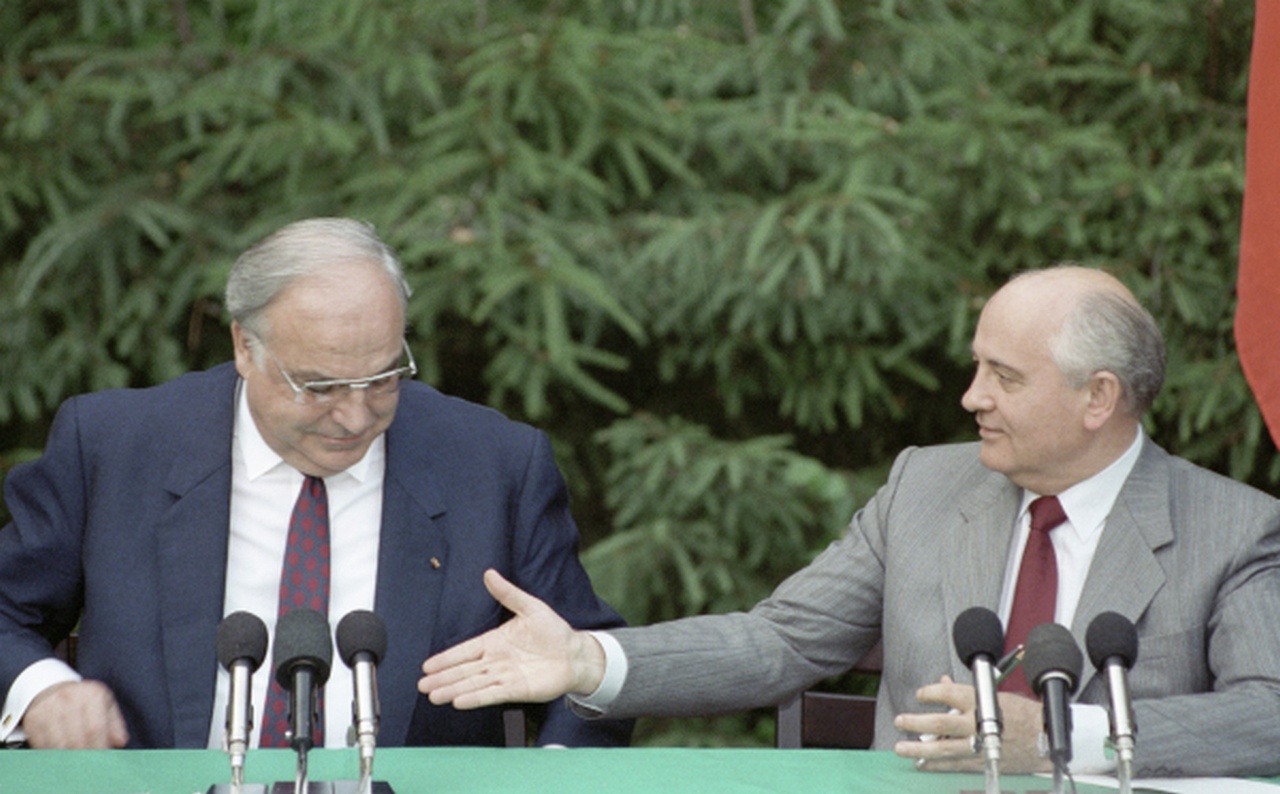 Президент СССР Михаил Горбачев (справа) и Федеральный канцлер ФРГ Гельмут Коль (слева) во время рабочей встречи в местечке Межигорье под Киевом, июль 1991 г.
