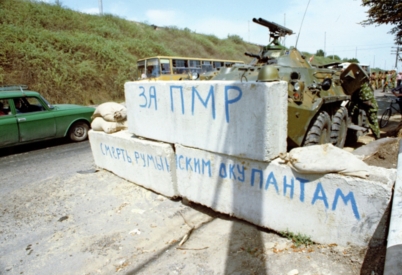 Въезд в село Парканы недалеко от Тирасполя, 1992 г.