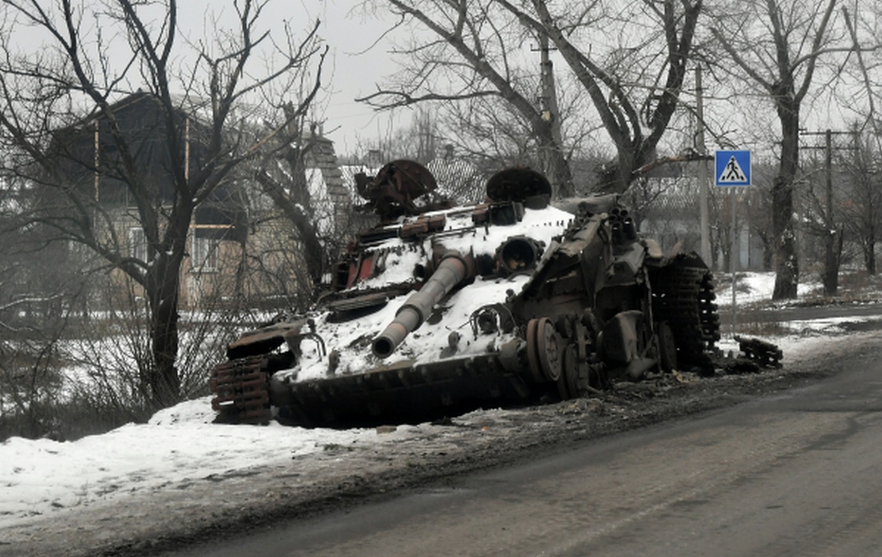 Подбитый танк Т-64 ВСУ на обочине дороги в Северодонецке.